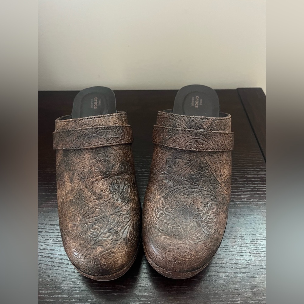 Crocs women’s Brown Clogs